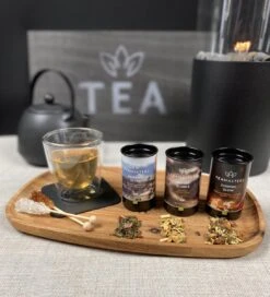 Teamasters Giftbox - Thee Geschenkset - Kerstpakket - Thee - Herbal Chai - Herbal Rooibos - Groene Thee - Perzik - Appel - Kerst - Geschenkset -Veilige Voedselwinkel 1090x1200 1