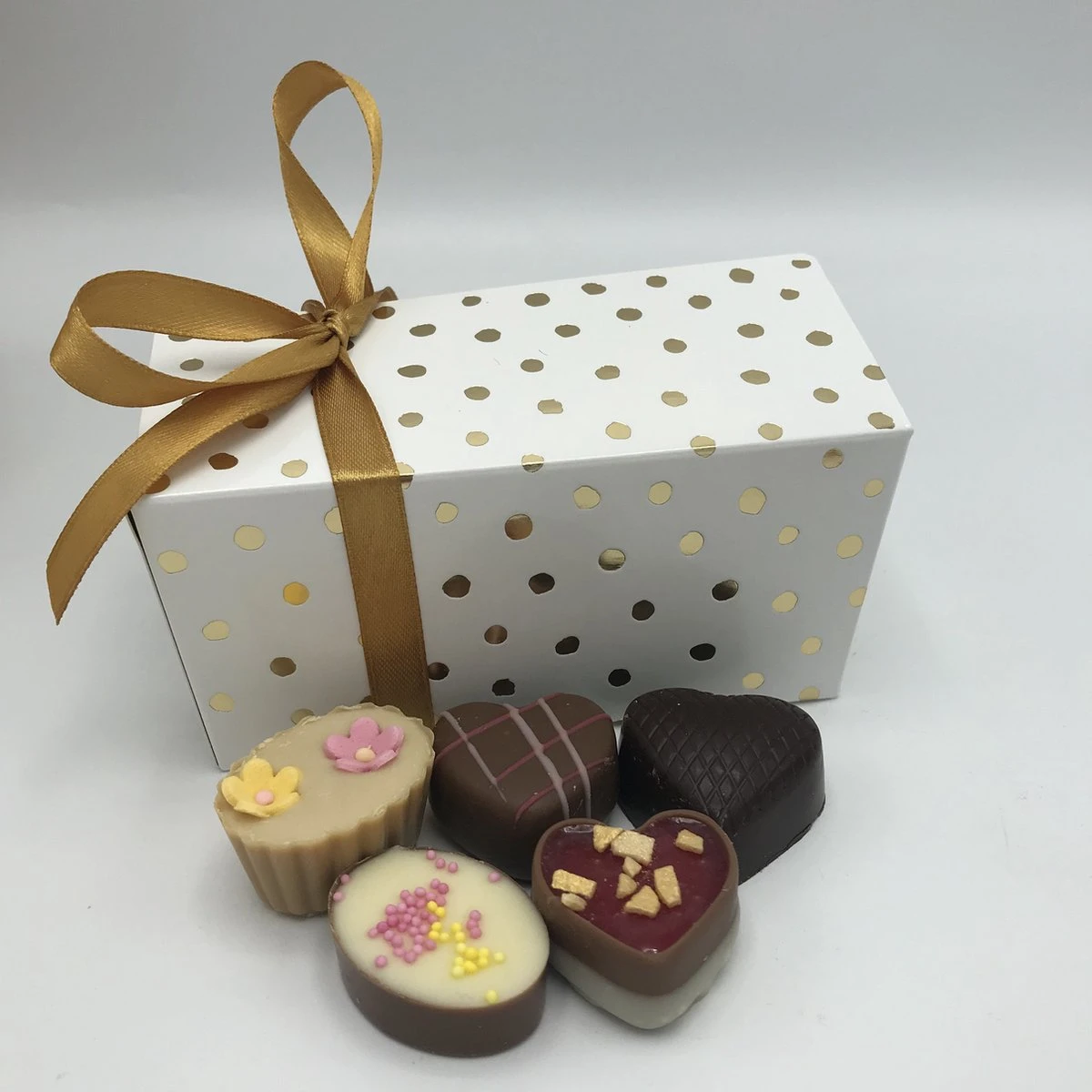 Cho-lala Cadeaubox Jij Bent Goud Waard | Chocolade Cadeau | 415 Gram Chocolade En Bonbons | 4-delig 7 Cho-lala Cadeaubox Jij Bent Goud Waard | Chocolade Cadeau | 415 Gram Chocolade En Bonbons | 4-delig - Afbeelding 5