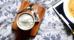 CHALO Vanilla Chai Latte - Indische Vegan Chai - Zwarte Assam Thee - 25 Porties/ 300GR -Veilige Voedselwinkel 1200x657 1