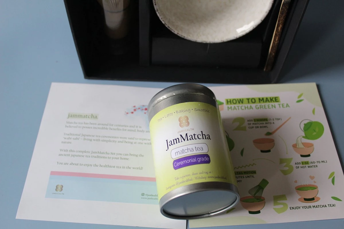 Premium Matcha Set - 5 Delige Matcha Cadeauset - Bamboo Klopper - Met Instructies - 100 Gram Matcha 7 Premium Matcha Set - 5 Delige Matcha Cadeauset - Bamboo Klopper - Met Instructies - 100 Gram Matcha - Afbeelding 5