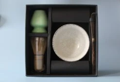 Premium Matcha Set - 5 Delige Matcha Cadeauset - Bamboo Klopper - Met Instructies - 100 Gram Matcha 13 Premium Matcha Set - 5 Delige Matcha Cadeauset - Bamboo Klopper - Met Instructies - 100 Gram Matcha -Veilige Voedselwinkel 1200x821 1