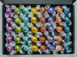 Chocolade Ballen Proeverij Pakket Groot | 40 Stuks Lindt Chocolade Met Mystery Card 'Opkikkertje' Met Persoonlijke (video)boodschap | Chocoladepakket | Feestdagen Box | Chocolade Cadeau | Valentijnsdag | Verjaardag | Moederdag | Vaderdag -Veilige Voedselwinkel 1200x899 1