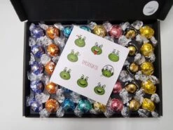 Chocolade Ballen Proeverij Pakket Groot | 40 Stuks Lindt Chocolade Met Mystery Card 'Opkikkertje' Met Persoonlijke (video)boodschap | Chocoladepakket | Feestdagen Box | Chocolade Cadeau | Valentijnsdag | Verjaardag | Moederdag | Vaderdag -Veilige Voedselwinkel 1200x899 2