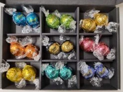 Chocolade Ballen Proeverij Pakket | Chocolade Pakket Met 9 Verschillende Chocolade Smaken Lindt Chocolade Met Mystery Card 'Save The Date' (met Persoonlijke Videoboodschap) | Cadeaupakket | Feestdagen Box | Chocolade Cadeau | Valentijnsdag -Veilige Voedselwinkel 1200x899