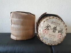 Chinese Zwarte Thee - Yunnan Pu'er Cake - 10+ Jaar Gerijpt - Inclusief Standaard En Theemes - 357 Gram