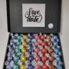 Chocolade Ballen Proeverij Pakket | Chocolade Pakket Met 9 Verschillende Chocolade Smaken Lindt Chocolade Met Mystery Card 'Save The Date' (met Persoonlijke Videoboodschap) | Cadeaupakket | Feestdagen Box | Chocolade Cadeau | Valentijnsdag -Veilige Voedselwinkel 899x1200