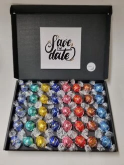 Chocolade Ballen Proeverij Pakket | Chocolade Pakket Met 9 Verschillende Chocolade Smaken Lindt Chocolade Met Mystery Card 'Save The Date' (met Persoonlijke Videoboodschap) | Cadeaupakket | Feestdagen Box | Chocolade Cadeau | Valentijnsdag