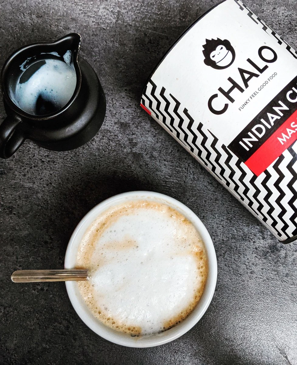 CHALO Prijswinnende Masala Chai Latte - Indische Vegan Chai - Zwarte Assam Thee - 25 Porties/ 300GR 7 CHALO Prijswinnende Masala Chai Latte - Indische Vegan Chai - Zwarte Assam Thee - 25 Porties/ 300GR - Afbeelding 5
